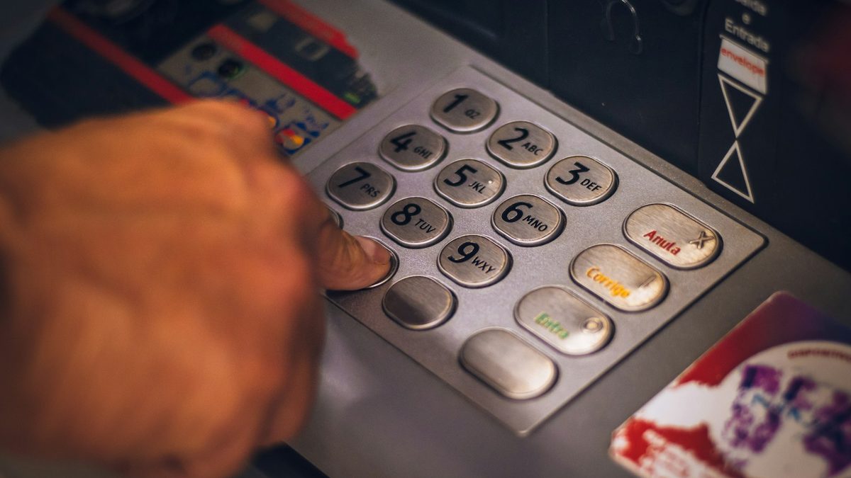 Contact center w banku za 6 miesięcy: jak AI obniża koszty o połowę i nie irytuje klientów